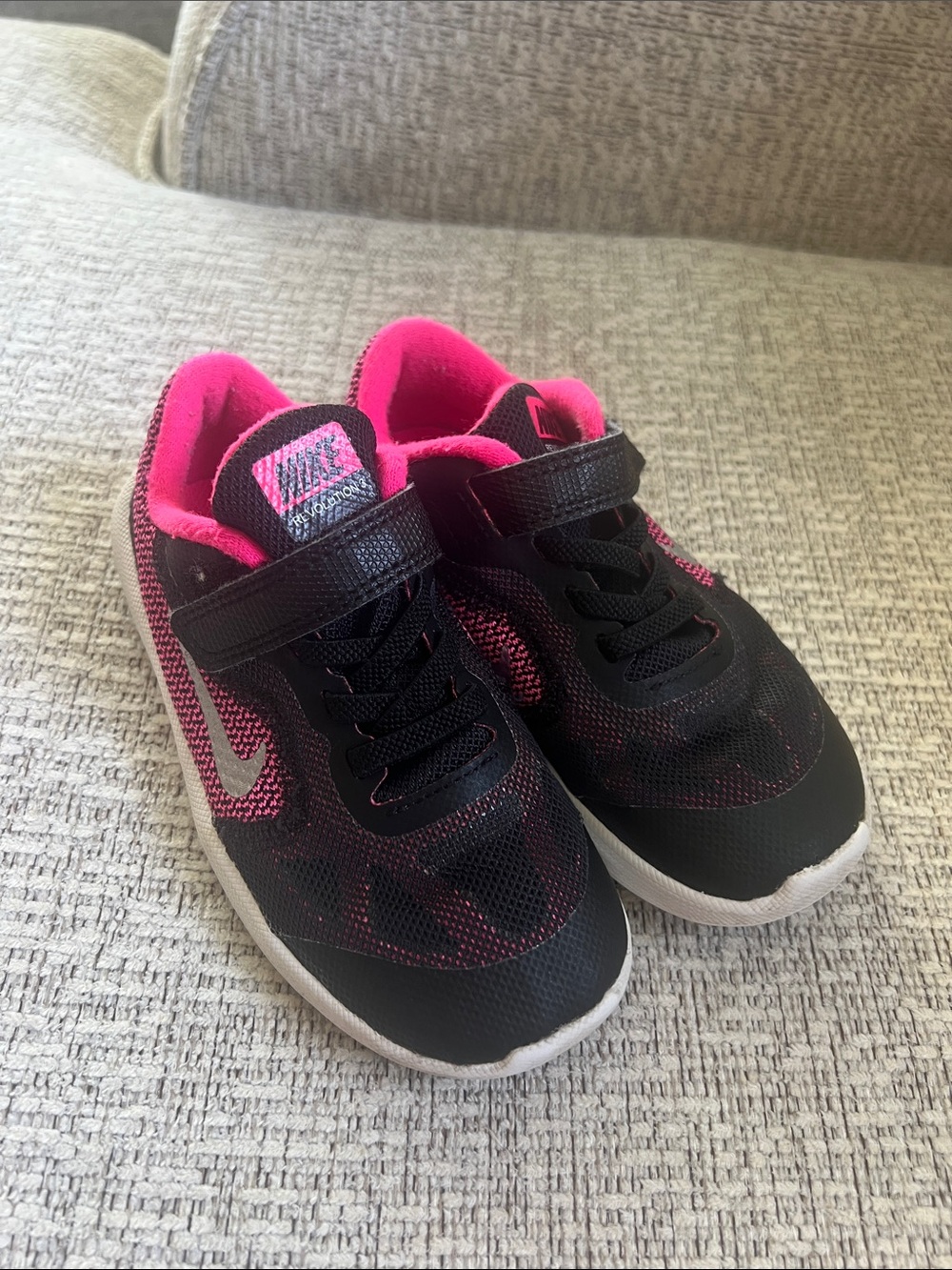 Nike Kids Black and Hot Pink Velcro Sneakers zise 10c